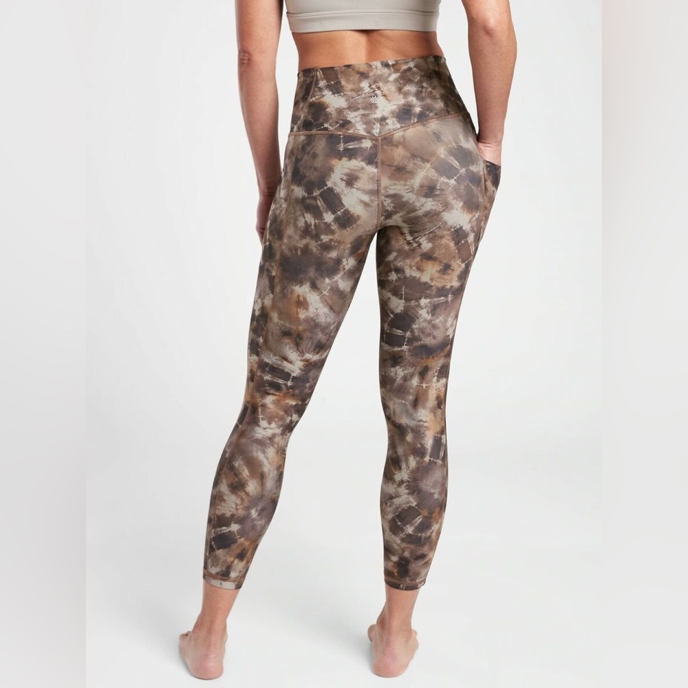 Athleta Women's Salutation Stash Pocket II 7/8 Tight in Calypso Neutral